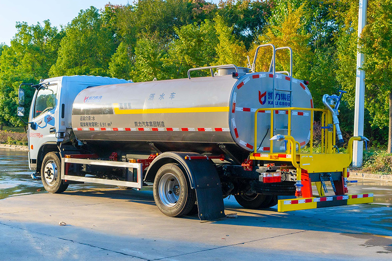 New Dongfeng Daluika Water Sprinkler Truck, 9.3 cubic meters