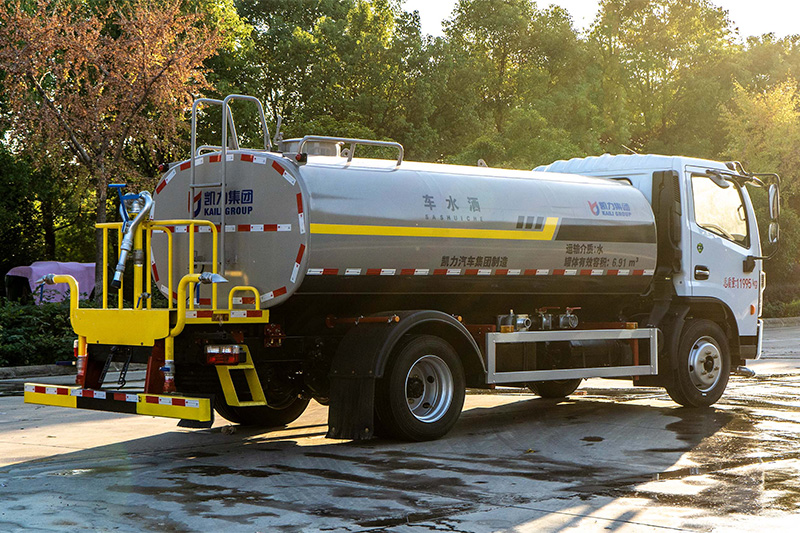 New Dongfeng Daluika Water Sprinkler Truck, 9.3 cubic meters