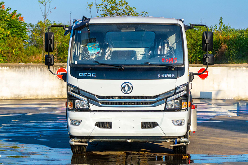New Dongfeng Daluika Water Sprinkler Truck, 9.3 cubic meters
