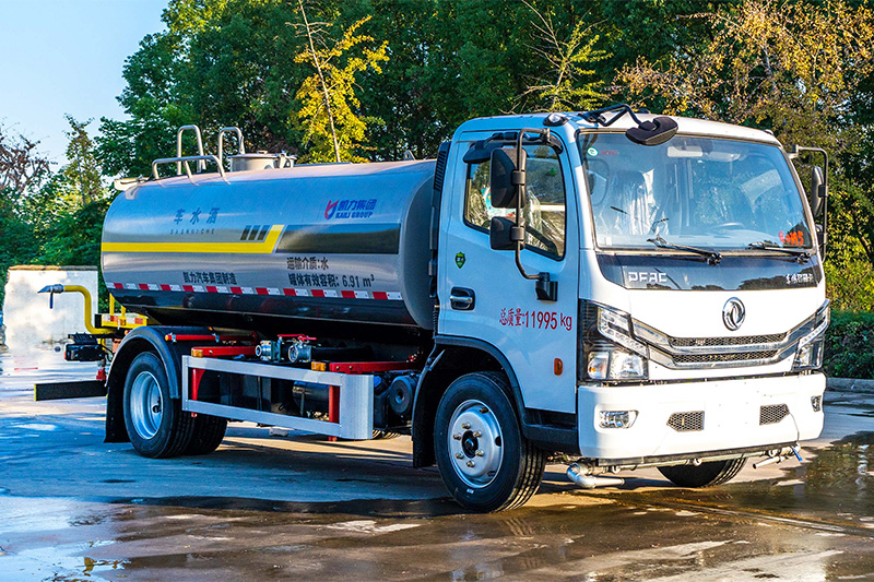 New Dongfeng Daluika Water Sprinkler Truck, 9.3 cubic meters