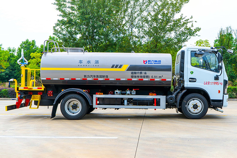 New Dongfeng Daluika Water Sprinkler Truck, 9.3 cubic meters