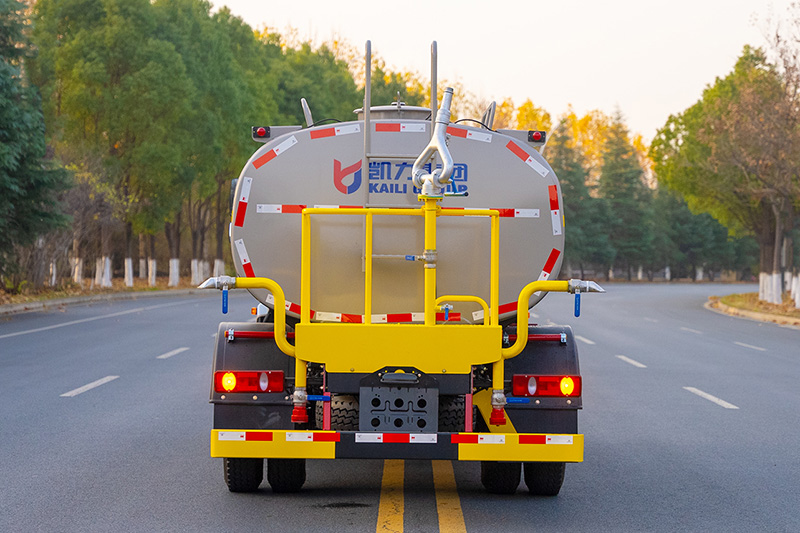 New Huasheng T1 Water Sprinkler Truck, 9.3 cubic meters