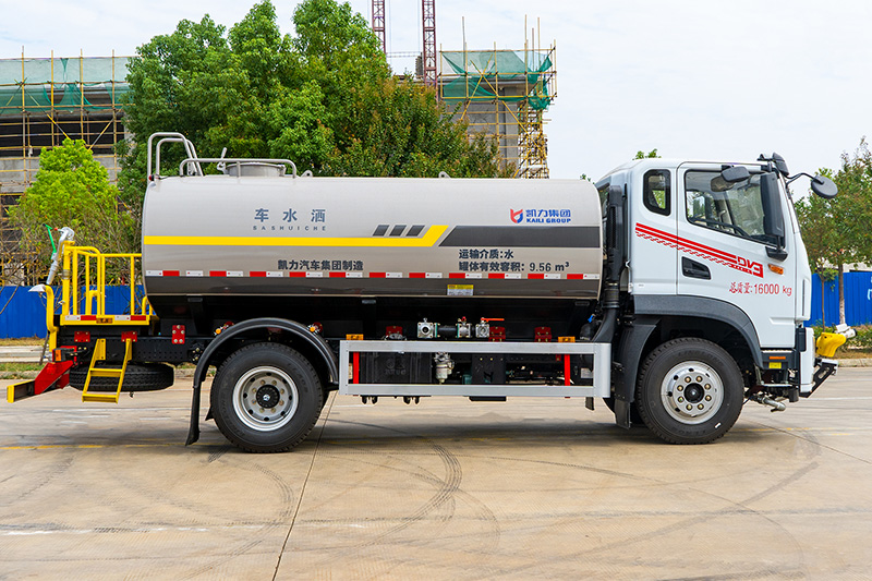 New Huasheng DV3 12-cubic-meter Water Sprinkler Truck
