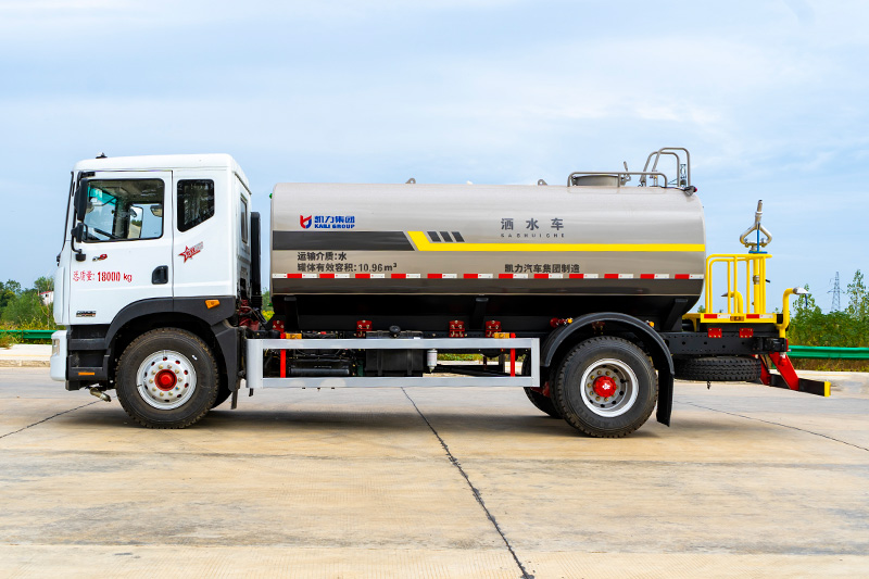 New Dongfeng D9 Water Sprinkler Truck, 13.8 cubic meters