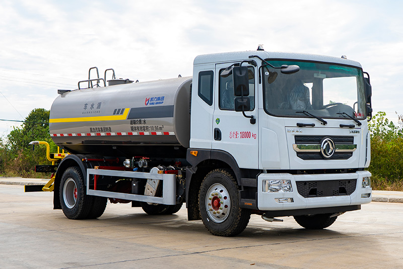 New Dongfeng D9 Water Sprinkler Truck, 13.8 cubic meters