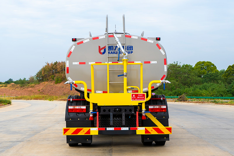 New Dongfeng D9 Water Sprinkler Truck, 13.8 cubic meters