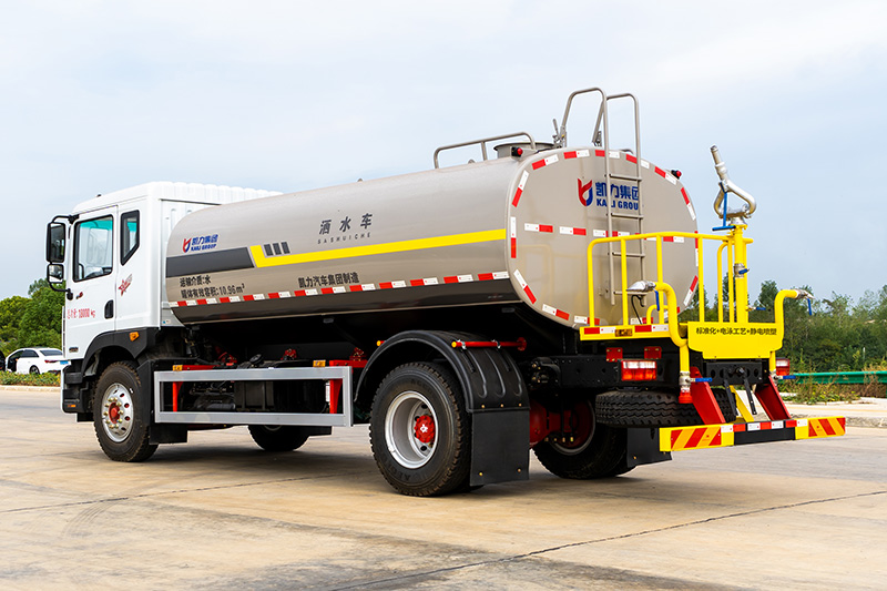 New Dongfeng D9 Water Sprinkler Truck, 13.8 cubic meters