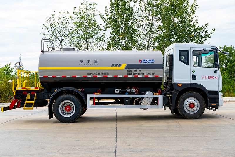 New Dongfeng D9 Water Sprinkler Truck, 13.8 cubic meters