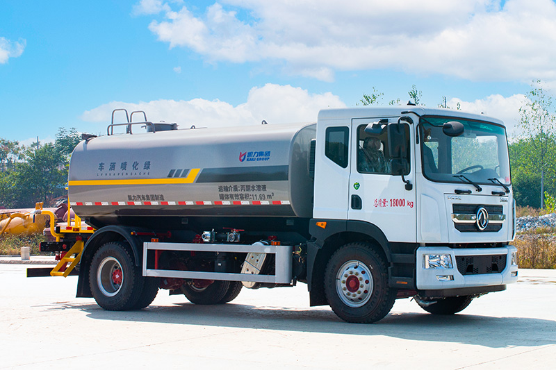 Dongfeng D9 Water Sprinkler Truck (4500)  15.1 cubic meters