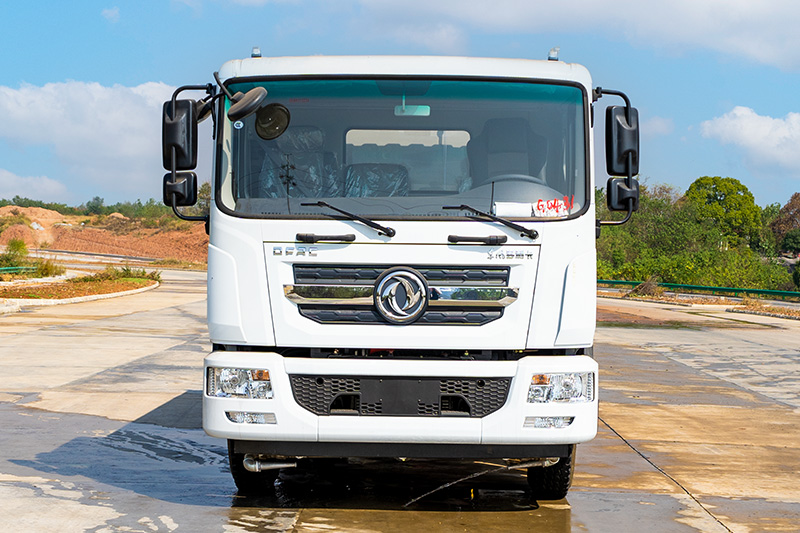 Dongfeng D9 Water Sprinkler Truck (4500)  15.1 cubic meters