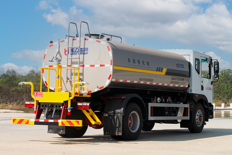 Dongfeng D9 Water Sprinkler Truck (4500)  15.1 cubic meters