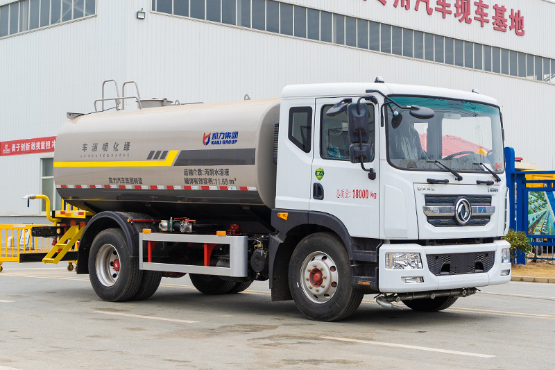 New 3950 Dongfeng D9 Water Sprinkler Truck  15.1 cubic meters