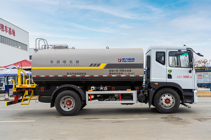 New 3950 Dongfeng D9 Water Sprinkler Truck  15.1 cubic meters