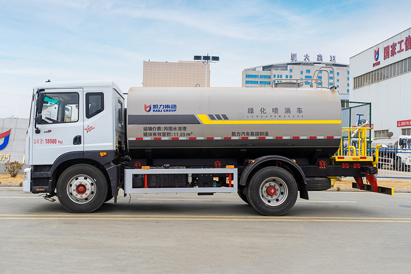 New 3950 Dongfeng D9 Water Sprinkler Truck  15.1 cubic meters