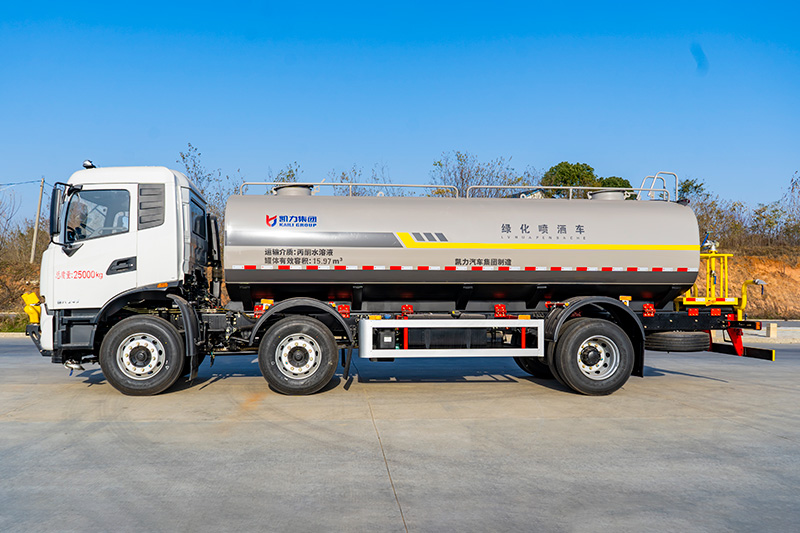 New Dongfeng Tianjin Small Three-Axle Water Sprinkler Truck, 20 cubic meters