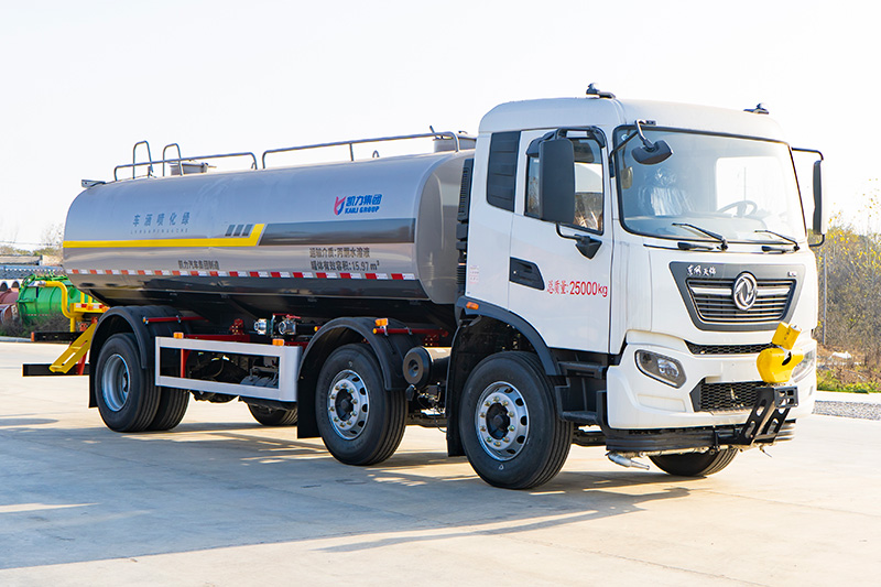 New Dongfeng Tianjin Small Three-Axle Water Sprinkler Truck, 20 cubic meters