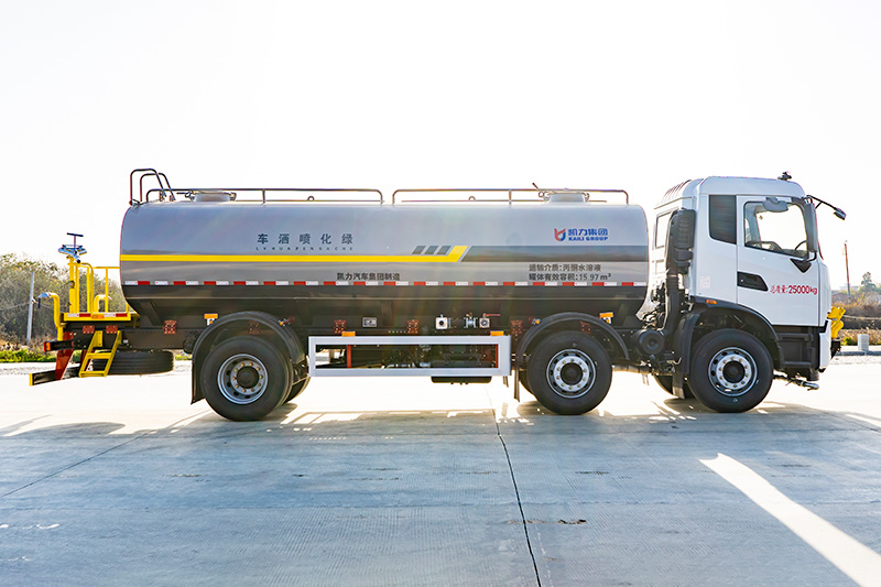 New Dongfeng Tianjin Small Three-Axle Water Sprinkler Truck, 20 cubic meters