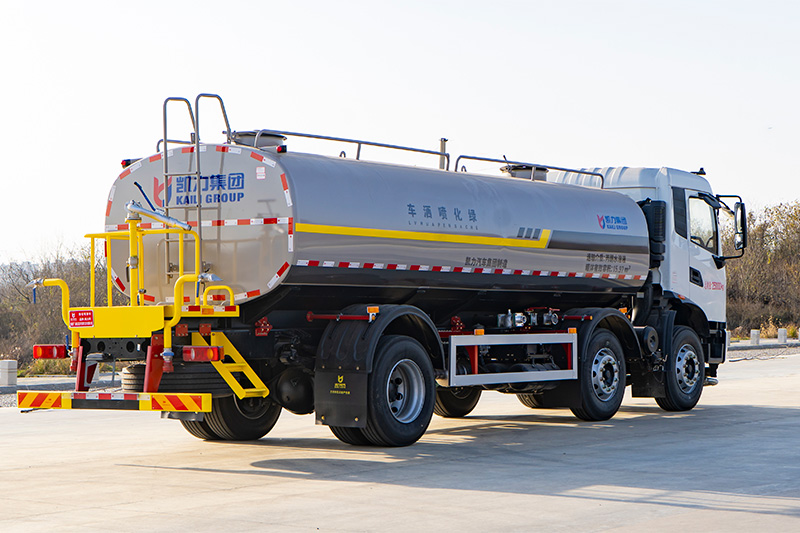 New Dongfeng Tianjin Small Three-Axle Water Sprinkler Truck, 20 cubic meters