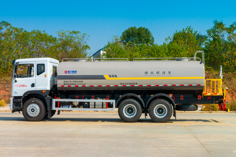 New Huasheng T5 Dual-Axle Water Sprinkler Truck, 22 cubic meters