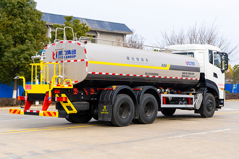 New Dongfeng Tianlong Dual-Rear-Axle Water Sprinkler Truck, 18.5 cubic meters