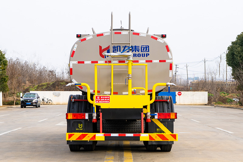 New Dongfeng Tianlong Dual-Rear-Axle Water Sprinkler Truck, 18.5 cubic meters
