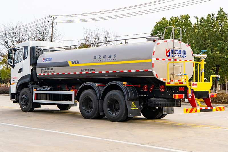 New Dongfeng Tianlong Dual-Rear-Axle Water Sprinkler Truck, 18.5 cubic meters