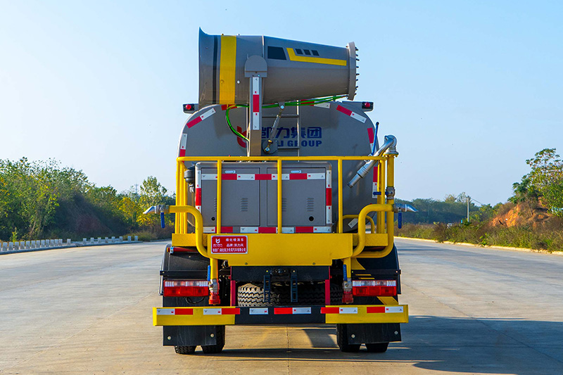 Dongfeng Dafurika Fog Cannon Truck, 8.8 cubic meters
