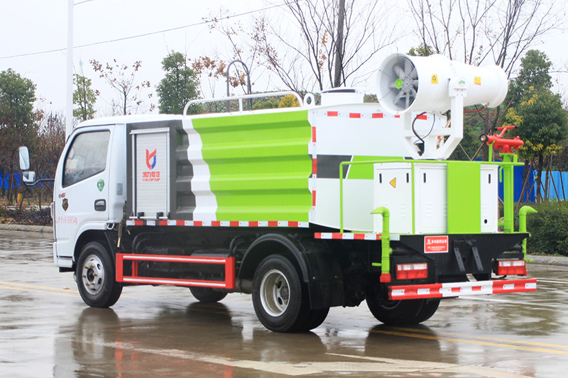 Dongfeng D6 Dust Suppression Truck (Square Tank) 4.5 cubic meters (Mist Cannon 30–40 meters)