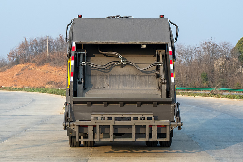 Dongfeng Liuzhou Motor 2023 Model Compactor Truck, 4,500 mm Wheelbase, 14 cubic meters