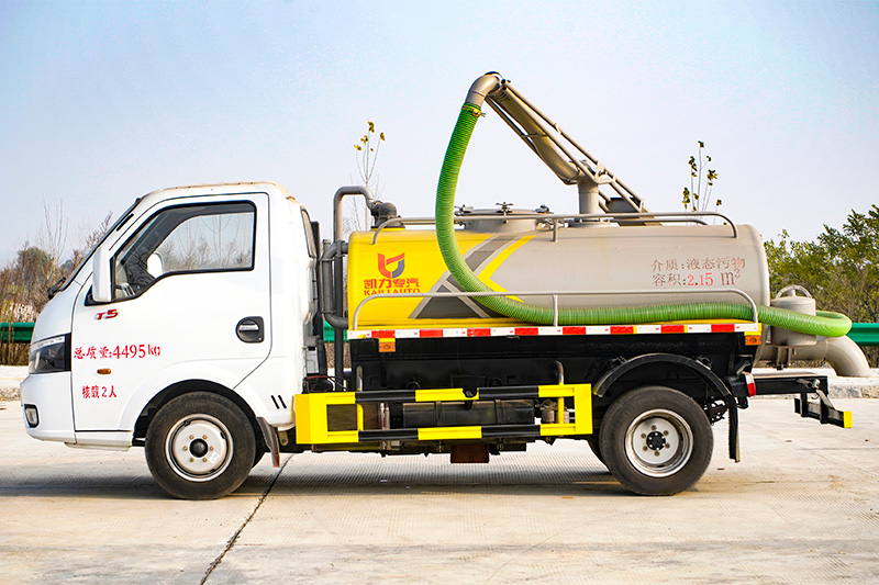 Dongfeng TuYi Sewage Suction Truck, 2.4 cubic meters