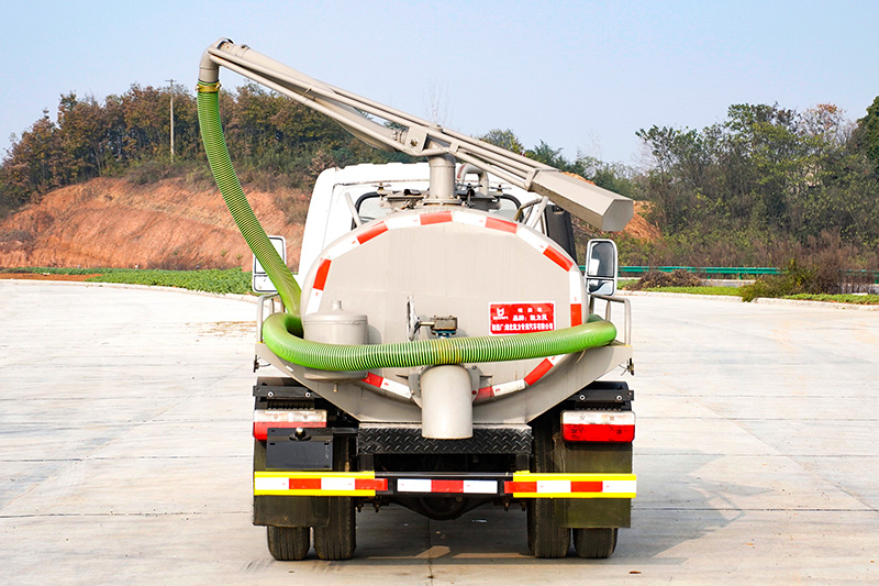 Dongfeng TuYi Sewage Suction Truck, 2.4 cubic meters