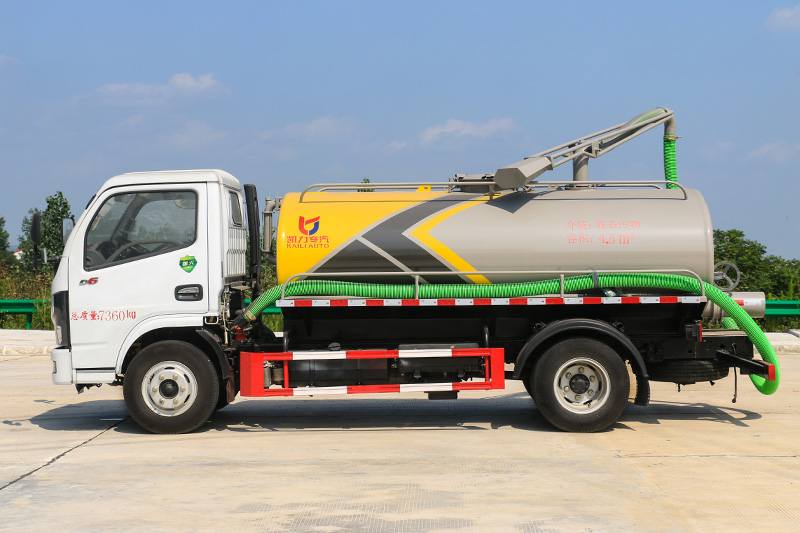 Dongfeng Xiaodolika 5-cubic-meter Sewage Suction Truck