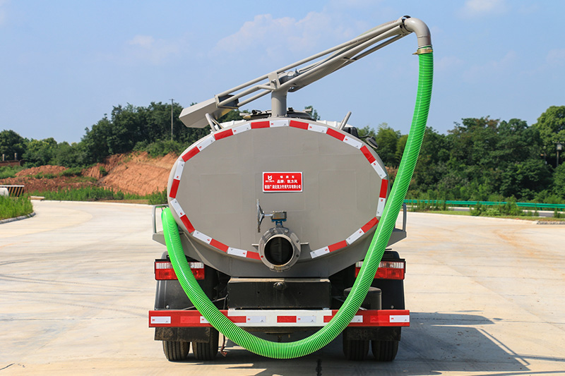 Dongfeng Xiaodolika 5-cubic-meter Sewage Suction Truck