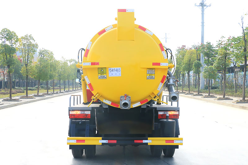 Dongfeng Xiaodolika Sewage Suction Truck, 4.5 cubic meters