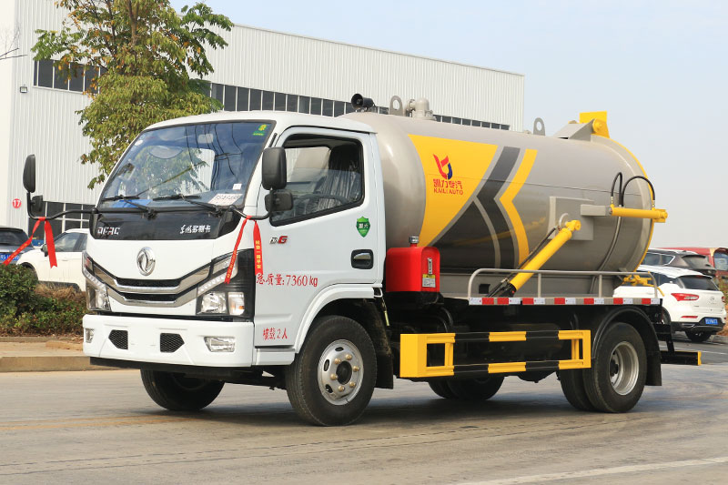 Dongfeng Xiaodolika Sewage Suction Truck, 4.5 cubic meters