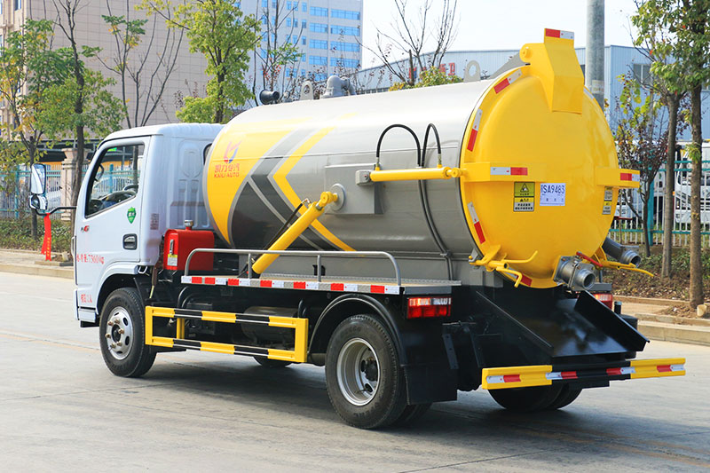 Dongfeng Xiaodolika Sewage Suction Truck, 4.5 cubic meters