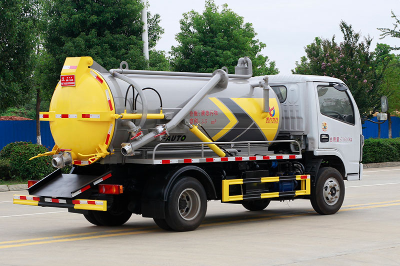 Dongfeng Huasheng F3  Sewage Suction Truck  4.5 cubic meters