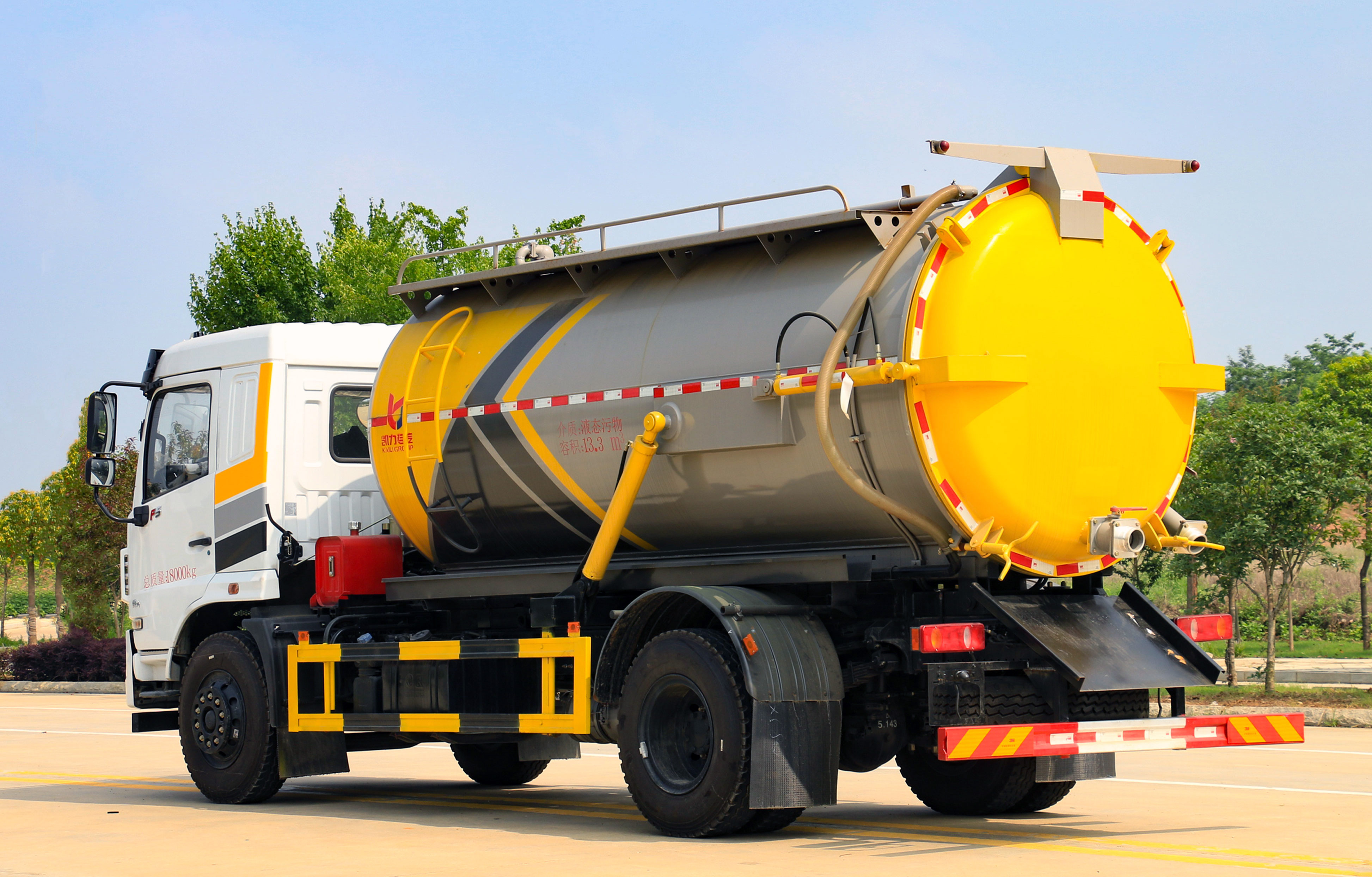 Dongfeng Huasheng KL5 Vacuum Truck, 13.5 cubic meters