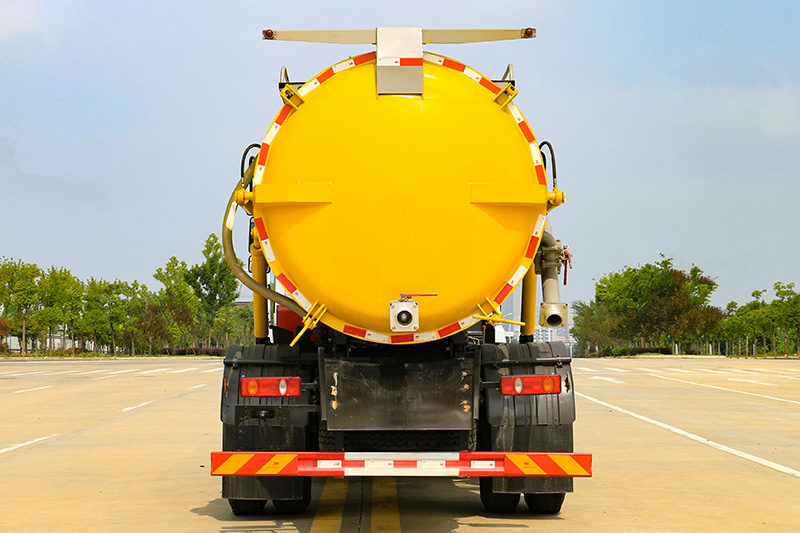 Dongfeng Huasheng KL5 Vacuum Truck, 13.5 cubic meters