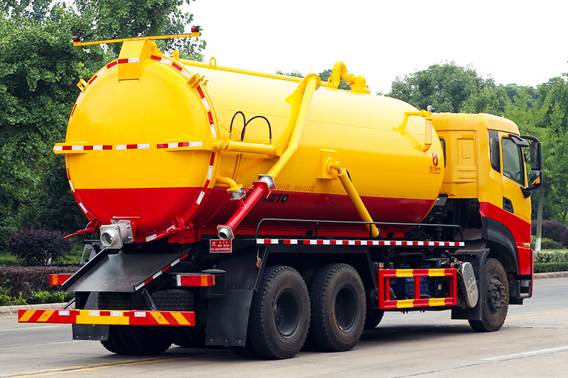 Dongfeng Tianlong Dual-Rear-Axle Sewage Suction Truck, 18 cubic meters
