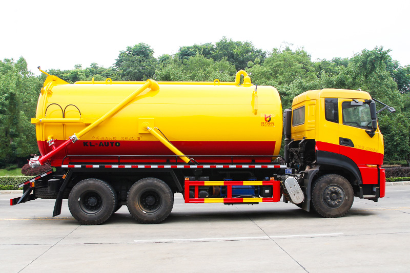 Dongfeng Tianlong Dual-Rear-Axle Sewage Suction Truck, 18 cubic meters