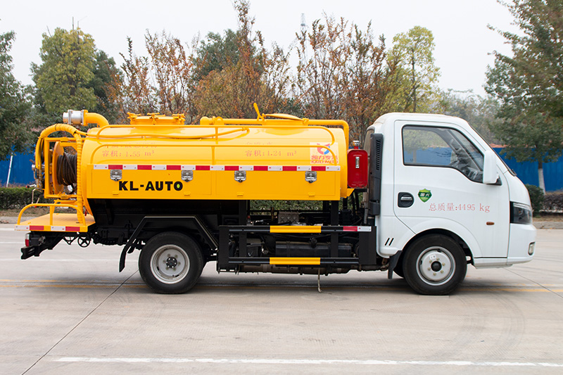 Dongfeng TuYi Cleaning and Vacuum Truck (Side-mounted Tank) (Blue Plate) 3.3 cubic meters