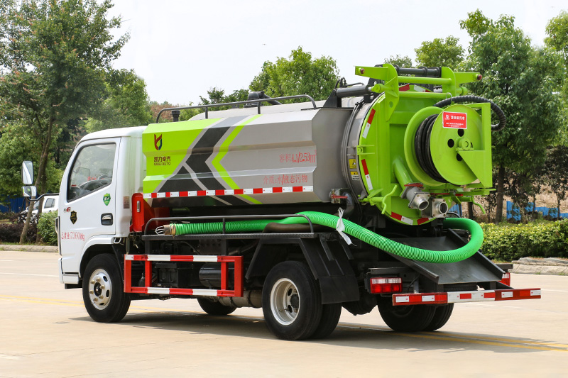 Dongfeng Xiaodolika Cleaning and Sewage Suction Truck (side-mounted tank) with a 1.7-cubic-meter clean water tank and a 3.8-cubic-meter sewage tank