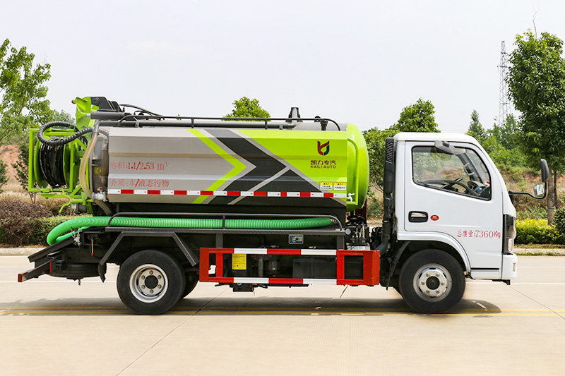 Dongfeng Xiaodolika Cleaning and Sewage Suction Truck (side-mounted tank) with a 1.7-cubic-meter clean water tank and a 3.8-cubic-meter sewage tank