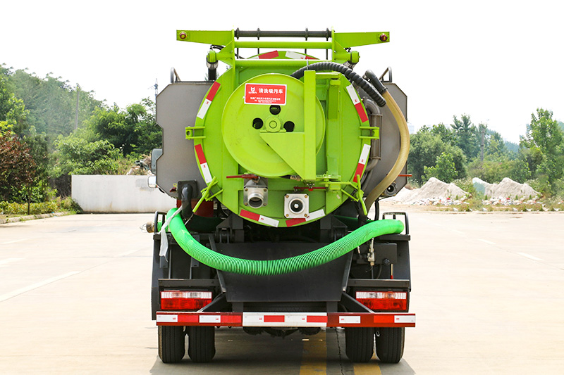 Dongfeng Xiaodolika Cleaning and Sewage Suction Truck (side-mounted tank) with a 1.7-cubic-meter clean water tank and a 3.8-cubic-meter sewage tank