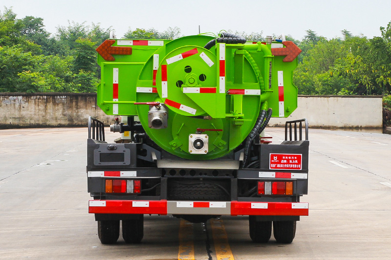 Jiangling Shunda Cleaning and Sewage Suction Truck (Side-mounted Tank) with a 2-cubic-meter clean water tank and a 2.5-cubic-meter sewage tank