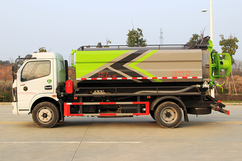 Dongfeng Dafurika Cleaning and Sewage Suction Truck (side-mounted water tank) with a 3-cubic-meter clean water tank and a 7.5-cubic-meter sewage tank