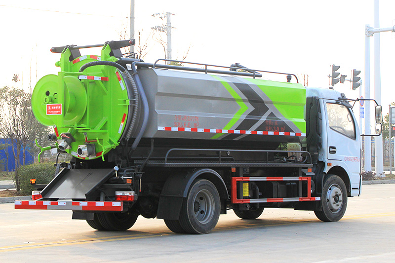 Dongfeng Dafurika Cleaning and Sewage Suction Truck (side-mounted water tank) with a 3-cubic-meter clean water tank and a 7.5-cubic-meter sewage tank