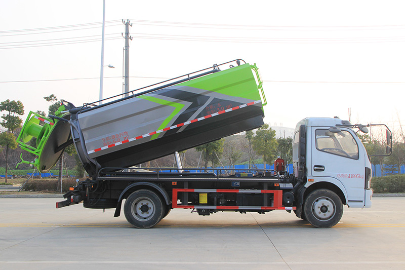 Dongfeng Dafurika Cleaning and Sewage Suction Truck (side-mounted water tank) with a 3-cubic-meter clean water tank and a 7.5-cubic-meter sewage tank