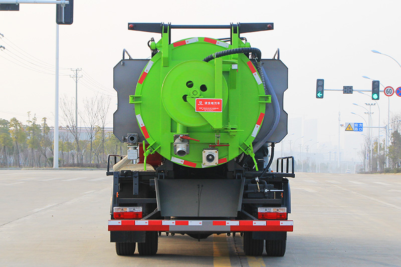 Dongfeng Dafurika Cleaning and Sewage Suction Truck (side-mounted water tank) with a 3-cubic-meter clean water tank and a 7.5-cubic-meter sewage tank